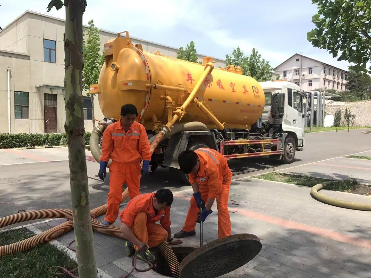 和林格尔化粪池清理与5-8吨吸粪车施工效率分析